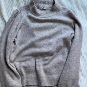 Superfin stickad tröja i en gråbeige färg 🩶 strl s men passar xs också🫶🏻