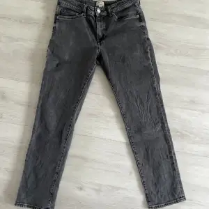 Gråa jeans från hm straight passform använda men inga synliga fel köpta för 599kr pris kan diskuteras vid snabb affär