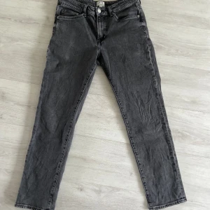 Gråa jeans - Gråa jeans från hm straight passform använda men inga synliga fel köpta för 599kr pris kan diskuteras vid snabb affär