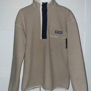 Columbia fleece - Storlek S men är ganska oversize, så passar snarare M. Nypris 799kr, aldrig använd