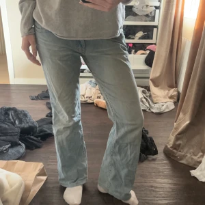 Lågmidjade jeans - Säljer mina super snygga lågmidjade jeans från lee. De är i en as snygg wash och passar mig me 27 i midja. Ja har även sytt in de lite i midjan vilket man kan ta bort. 
