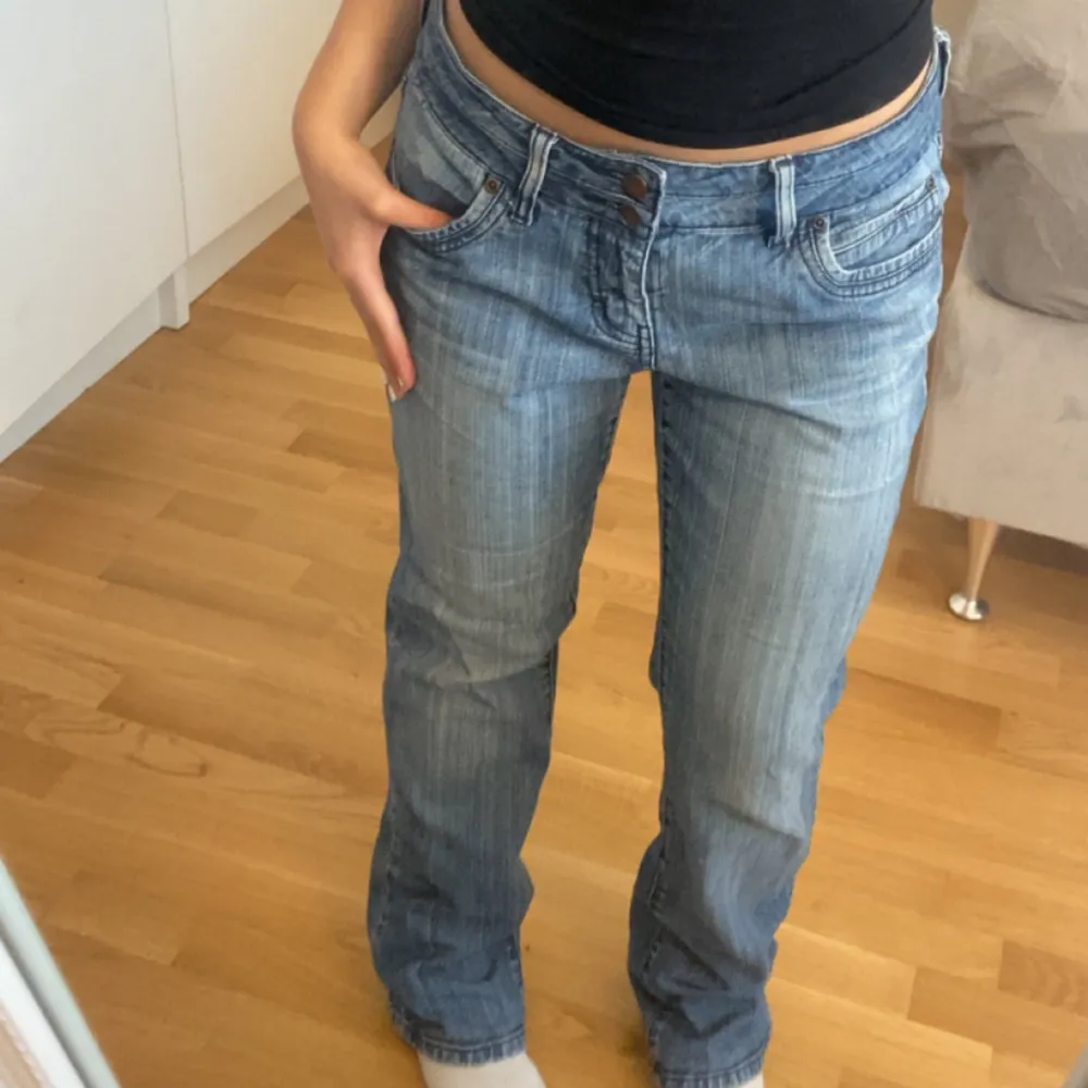 helt nya köpta secondhand, aldrig använda av mig passar flera storlekar. Jeans & Byxor.