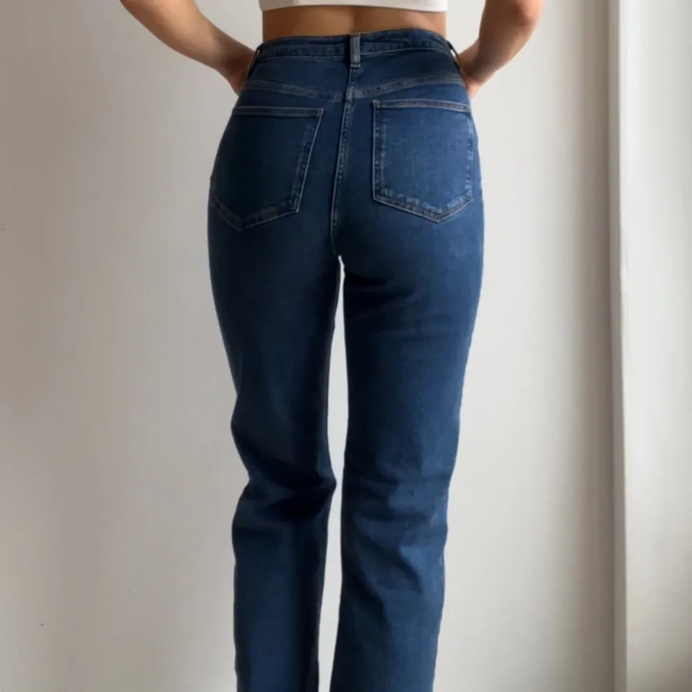 Snygga och bekväma jeans köpa på Asos, knappt använda och i nyskick 💙 Jag är 180 cm och brukar ha M i kläder för referens. . Jeans & Byxor.