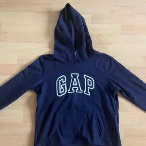 Marinblå GAP Hoodie i storlek S. Jättebra skick!! 