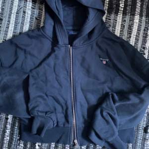 En marinblå croppad zip hoodie från gant. I barn storlek men passar mig som är en S :) 
