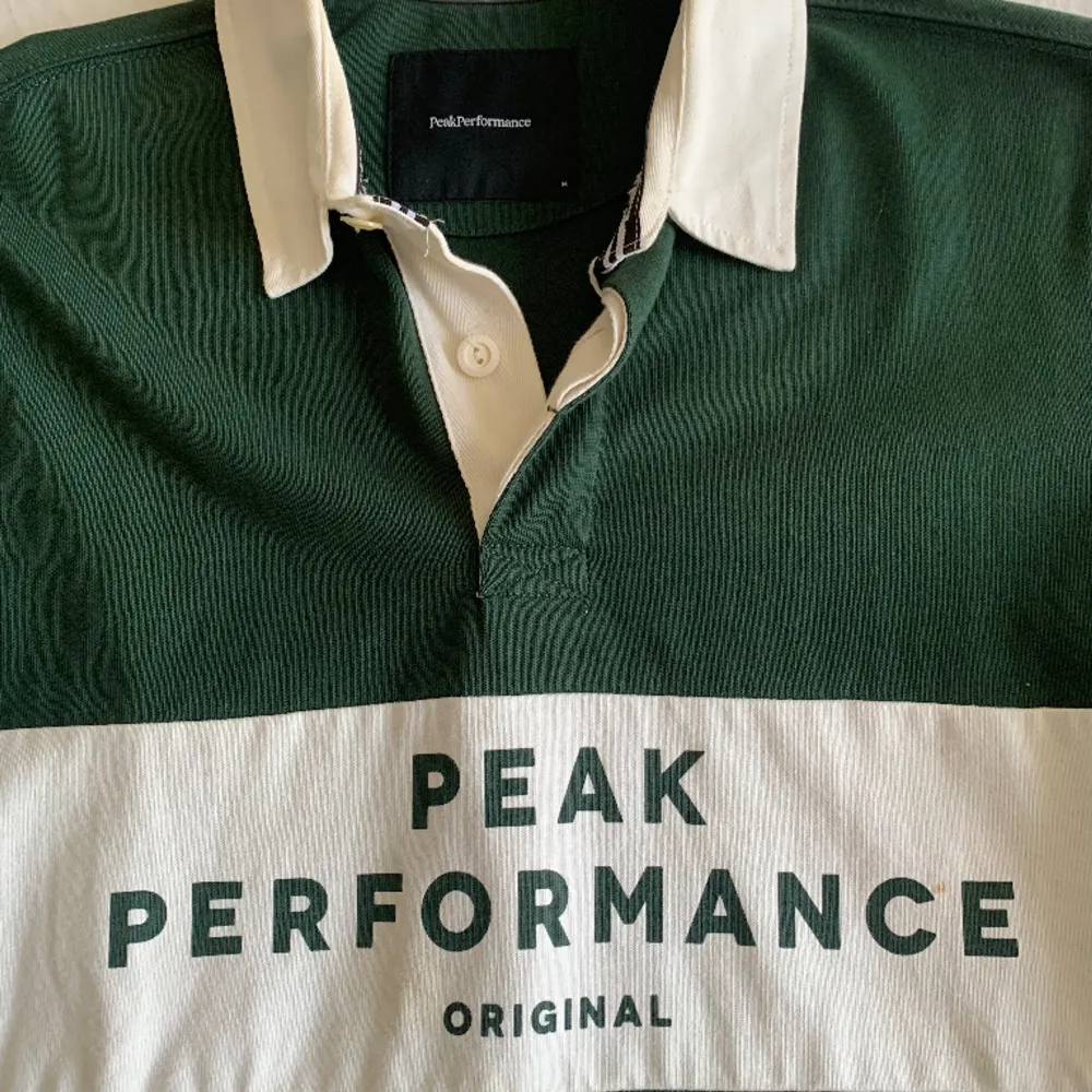 Peak Performance Oxford Mock tröja, bara använd en handfull med gånger. Säljer då jag inte använder.. Tröjor & Koftor.