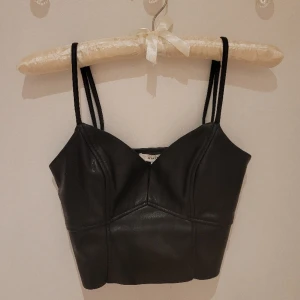 Läder linne - Jättesnyggt läder linne i gott skick, ena bandet lossade en gång så det har jag sytt tillbaka själv annars har den fungerat perfekt. Den sitter jättesnyggt och är bekväm💕