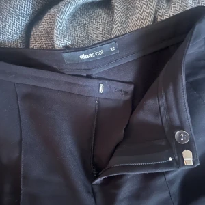 Svarta kostymbyxor  - Bra skick och använda få gånger men slitna längst ner på benen då dom är för långa för mig som är ganska kort så jag har gått på dom, ingenting som syns tydligt alls!