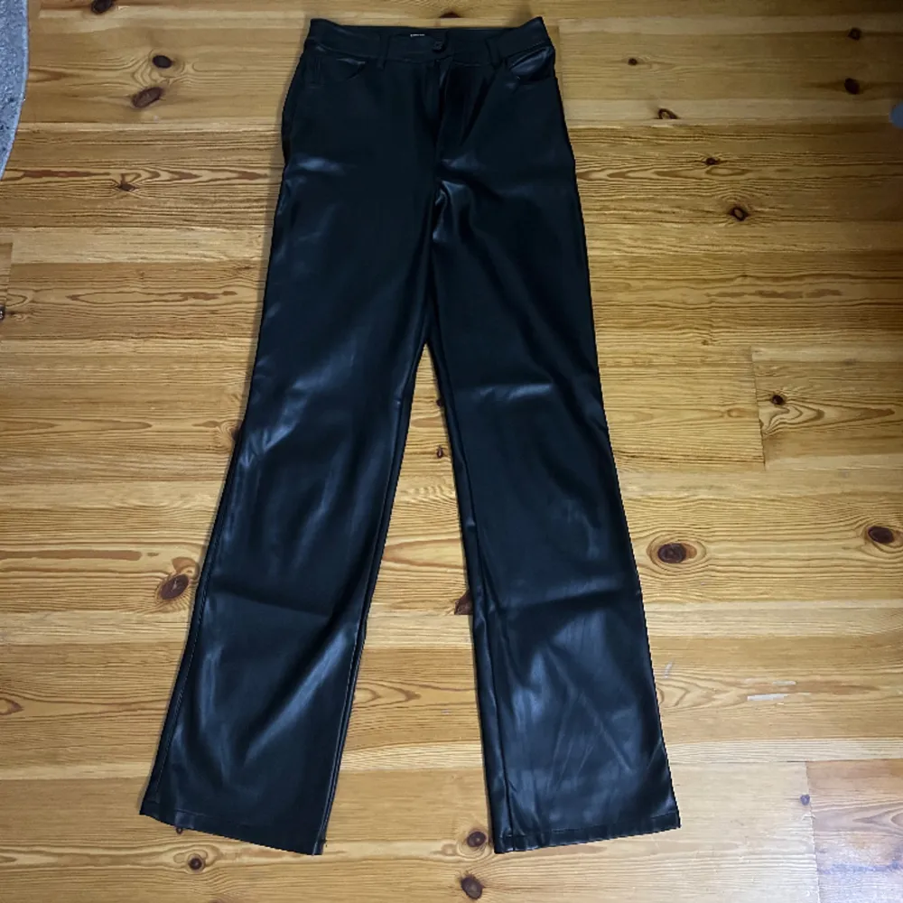 Svarta skinnbyxor, hyfsat skick, långa i benen (jag är 178cm).. Jeans & Byxor.