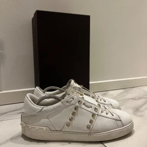 Valentino - Ett par extremt vackra Valentino skor som är i ett bra skick. Endast en nit är borta. Kvittot är tyvärr inte tillgänglig längre men de är såklart äkta✅ För fler bilder eller frågor kom dm!!