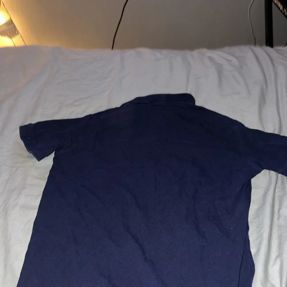 En fin gant pique T-shirt som knappt är använd och som har legat i min garderob i 2-3 år, och de finns inga defekter på den. Skjortor.