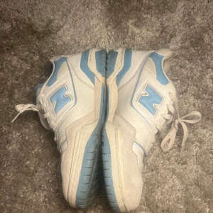 NB 550 - Ljusblåa 550 Köpta föra året och bara använda under sommaren. Säljer då jag har 5 andra par som jag hellre använder.