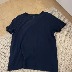 Mörkblå t-shirt
