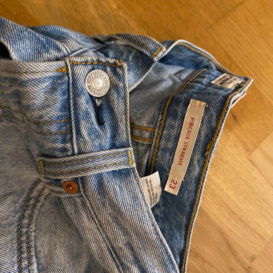 Ljusa Levi’s jeans - 90