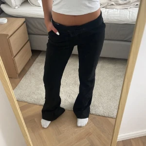 Kostymbyxor med slits - Köpta här på plick men kommer inte till användning. Inga defekter, jätte sköna och stretchiga, går att göra lågmidjade (lånade bilder från förra säljaren)