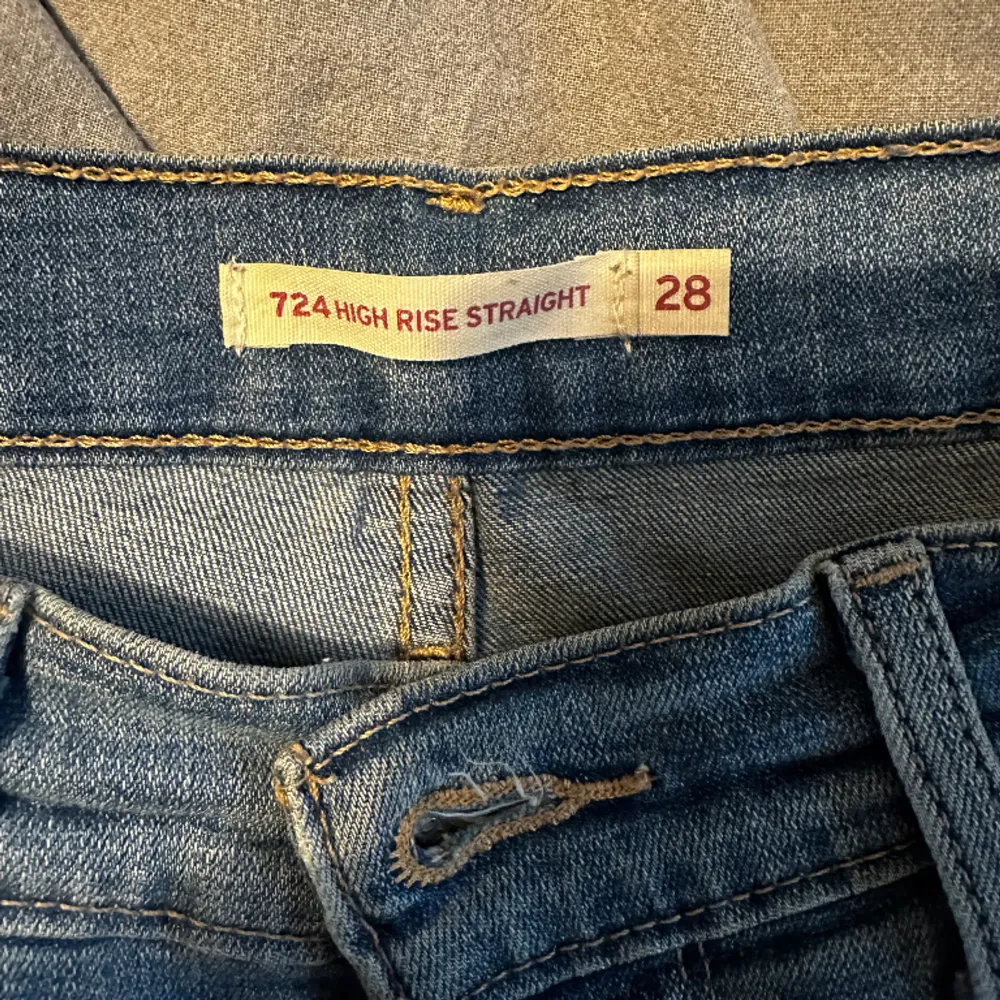 Högmidjade jeans med stretch. I mycket fint skick, säljes endast för att de blivit för stora. . Jeans & Byxor.