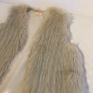 beige bälsväst - så fin pälsväst som inte kommer till användning 💓 storlek m/l men är mindre i storleken! 