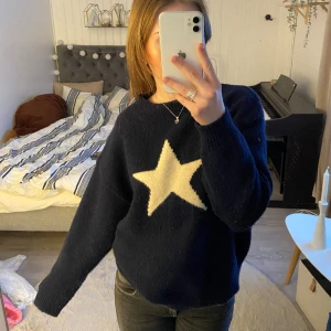 Stickad tröja med stjärna - Säljer den här jättesnygga tröjan då den inte kommer till användning. Storlek S men är oversized😊