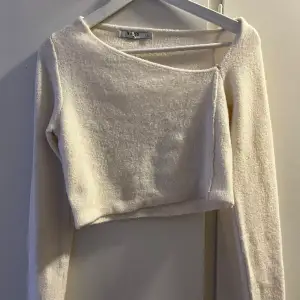 En fin stickad croptop i bra skick! 😍💕Storlek M men passar bra på mig som oftast har S. Bara att fråga för fler bilder 🥰