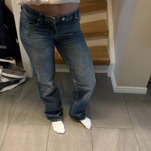 Så snygga jeans från weekday😍 Kommer inte till användning och blivit för små.