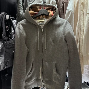 Burrberry hoodie  - Säljer min fina burrberry hoddie som inte kommit till andvändning. Självklart äkta och har även kvitto ifall så önskas. 