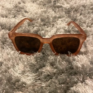 solglasögon  - solglasögon som liknar lite på chimis! jättebra skick,köptes förra sommaren. nypris 250. 