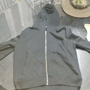 Hej! Jag säljer denna svarta zip up hoodie för att den inte kommer till användning! 