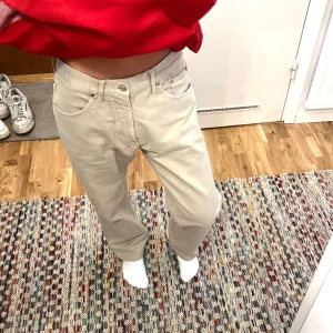 VINTAGE JEANS - Lågmidjade jeans köpt secondhand. Superfina!! 🤍 Innerbenslängd 67 cm och midjemått 38 cm. 