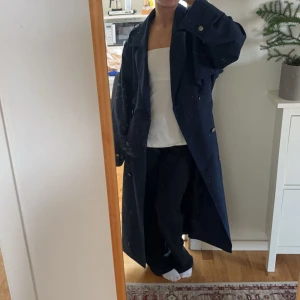Trenchcoat  - Säljer denna supersnygga trenchcoat då jag har en liknande. Superfin marin blå färg och perfekt längd och väldigt fin att ha nu till våren. Jag är 166 cm lång💕💕storleken som nämns stämmer inte, jag har i vanliga fall S i mina jackor och den passar.