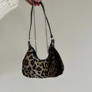 Leopardmönstrad väska - Sjukt snygg leopardmönstrad väska som är köpt secondhand och det står ”made in italy” i den men oklart om det är märket eller inte💕 fint skick