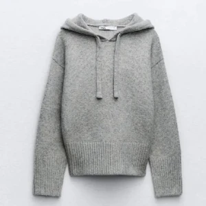 Stickad hoodie - Säljer min stickade hoodie från Zara, då den inte har kommit till användning. Den är i nyskick och använd två gånger. Kan ta bilder på tröjan i verkligheten om man vill ha bild på något särskilt💕