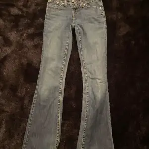 Säljer dessa sjukt snygga vintage bootcut levis jeans. Köpta på plick, säljer då dom inte kommer till användning💕 