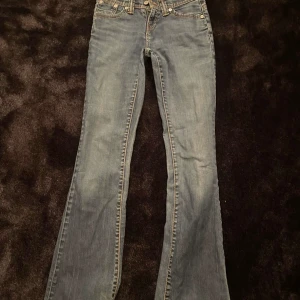 Levis jeans - Säljer dessa sjukt snygga vintage bootcut levis jeans. Köpta på plick, säljer då dom inte kommer till användning💕 