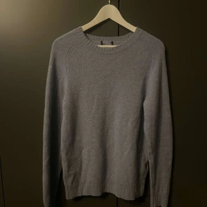 Lambswool tröja - Säljer nu min tröja som är från uniqlo! Skicket är bra, Cond 8/10, nopper som kan tas bort innan . Nypris 499kr mitt pris är 179kr