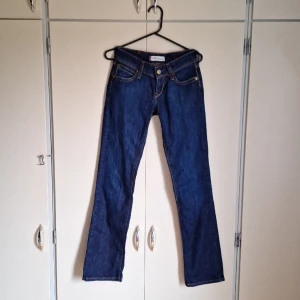 Levi's 470 Straight Fit Jeans - Snygga, Levi's straight fit jeans Köpt från en annan säljare men passar mig inte längre!🩷 Storlekslappen var borttaget men dom passar xxs-xs! 