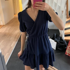 Klänning - Säljer denna superfina klänning då den inte kommer till användning💞använd 1 gång. Orginalpris 700 och jag säljer för 350💓