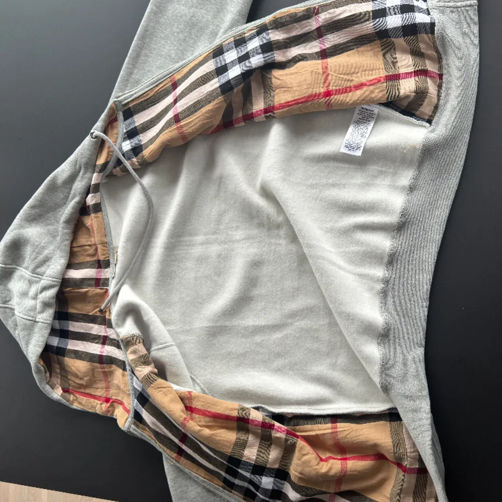 Burberry hoodie, storlek M/L. Hoodies.