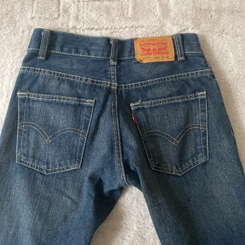Säljer då de inte kommer till användning. super skick. det står att de är skinny men tycker mer att de är straight.💘  midjemått: 32 cm  innebenslängd: 70 cm. Jeans & Byxor.