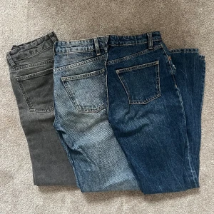Jeans - Jeans från zara i modellen ”mid rise straight”. Alla jeansen är i storlek 34 och i väldigt bra skick. Köp alla tre för 300 eller ett par för 125☺️