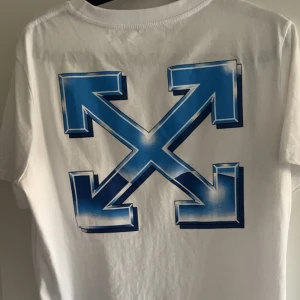 OFF WHITE T-shirt - Off white tshirt i väldigt fint skick, kan gå ner i pris vid snabb affär 