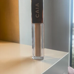 CAIA front row concealer  - Caia front row concealer. Säljer för att jag köpte i fel färg. Aldrig använd och i ny sick, pris kan diskuteras💗