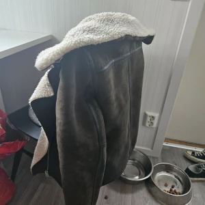 Jacka hm - Storlek S använd men de va ett bra tag sen , nu är den för liten för mig, 