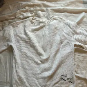 Stickad vit tröja i storlek s/xs med ett tryck