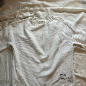 Vit stickad tröja - Stickad vit tröja i storlek s/xs med ett tryck