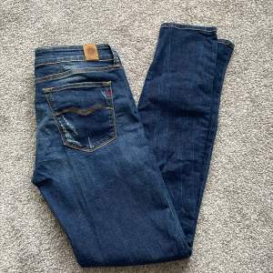 Replay jeans slimfit i storlek W30 L32 inga slitage eller sånt 