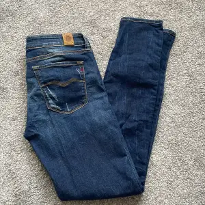 Replay jeans slimfit i storlek W30 L32 inga slitage eller sånt 