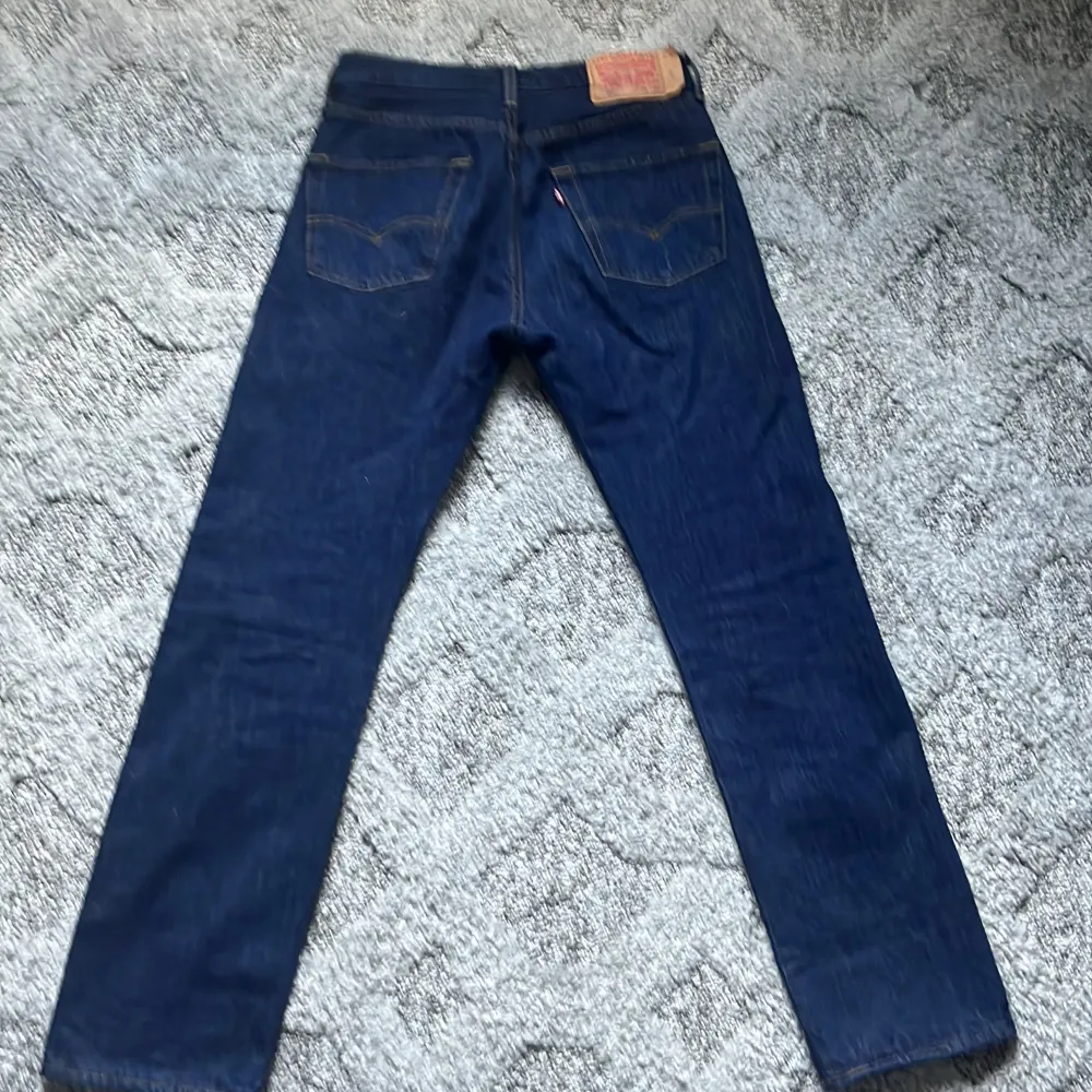Köpte dessa Levis 501or på hedefasion outlet, använt 2 gånger passar inte längre  (Pris kan diskuteras). Jeans & Byxor.