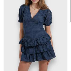Söker denna klänning från meet me there, färg spelar ingen roll, helst storlek xxs/xs, kontakta om du har en och är intresserad av att sälja! (Meet me there ”blossom” dress)