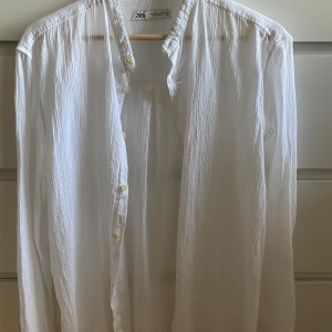 100% Linne Skjorta - Linne skjorta från Zara, knappast använd i strlk M.