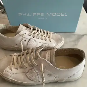 Säljer min Philippe model prsx tennis man white gray, skor då dom va för stora! I stort sett helt nya, använt två gånger! Låda o extra vita skosnören följer med. Ny pris 3800! Hör av dig vid funderingar.
